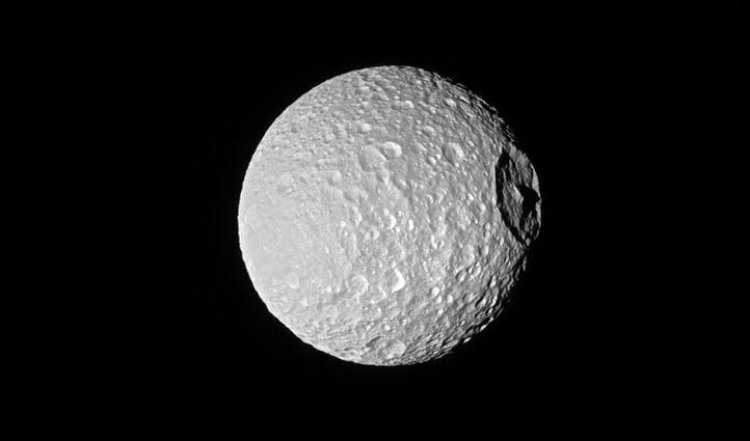 saturn ग्रह का अपना चंद्रमा mimas । Saturn's moon Mimas which looks incredible