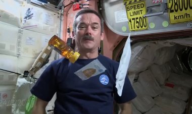 स्पेस मे खाने को कैसे खाया जाता है एस्ट्रोनॉट क्रिस हैडफील्ड ने बताया।